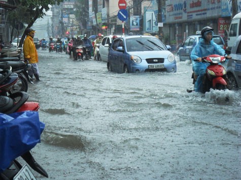 Cơn mưa kéo dài khiến cho một số tuyến đường ngập nặng như Nguyễn Trãi, Nguyễn Xiển, Giải Phóng, Trường Chinh... chìm trong biển nước.
